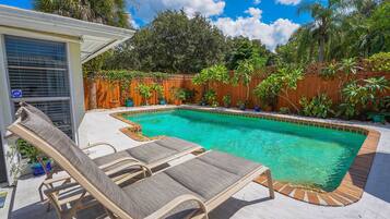 Una piscina al aire libre, una piscina climatizada