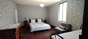 5 Schlafzimmer, Schreibtisch, Reisekinderbett, kostenloses WLAN