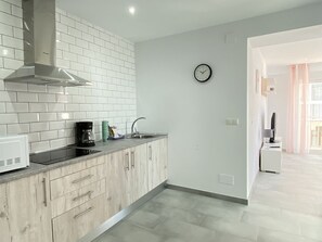 Kühlschrank, Mikrowelle, Wasserkocher mit Kaffee-/Teezubehör