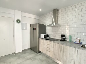 Frigorífico, microondas, cafetera o tetera y hervidor eléctrico