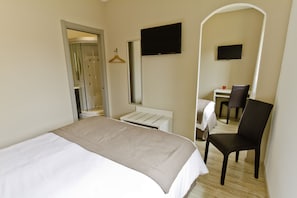 Chambre Triple | Bureau, espace de travail pour ordinateur portable, rideaux occultants