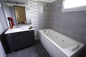 Camera Deluxe con letto matrimoniale o 2 letti singoli | Bagno | Set di cortesia gratuito, asciugacapelli, asciugamani, sapone