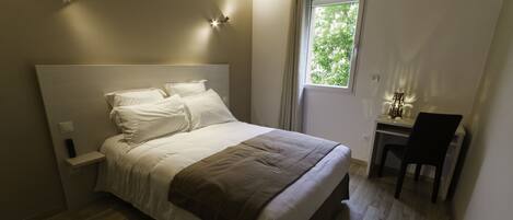 Bureau, espace de travail pour ordinateur portable, rideaux occultants