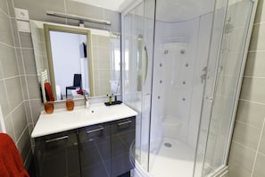Chambre Triple | Salle de bain | Articles de toilette gratuits, sèche-cheveux, serviettes fournies, savon