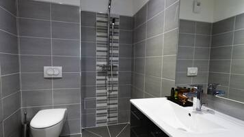 Standard Room | Bathroom