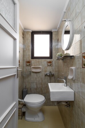 Haartrockner, Handtücher, Shampoo, Toilettenpapier