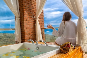 Suite With Jacuzzi | 1 ๊ฐ์ ์นจ์ค