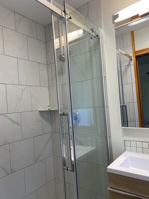 Dusche, Haartrockner, Handtücher, Seife