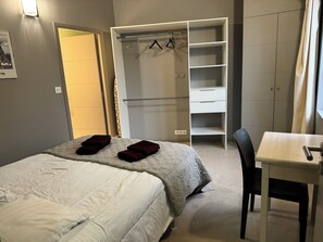 2 chambres, bureau, fer et planche à repasser, lit parapluie