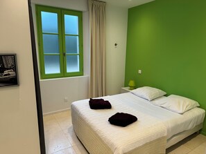 2 slaapkamers, een bureau, een strijkplank/strijkijzer, reisbedje