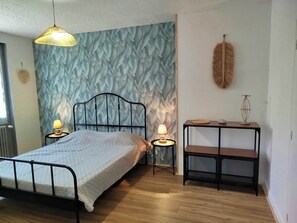 2 Schlafzimmer, Reisekinderbett