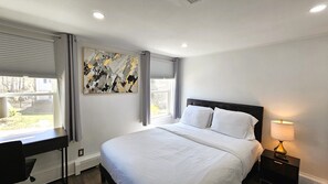 5 bedrooms, desk, iron/ironing board, WiFi - Entire House 2 Minutes to South Shore Hospital (Weymouth)