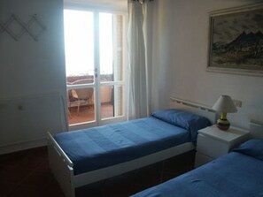 3 slaapkamers, een strijkplank/strijkijzer, gratis wifi, beddengoed