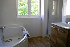 Bathtub, towels - Maison Typique - Très Grand Jardin - 7km de la mer (Fontaine-Henry)