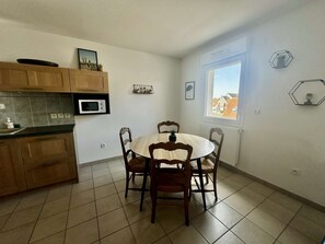 Dining - Spacious apartment - Balcony - 50m from the beach (Courseulles-sur-Mer)