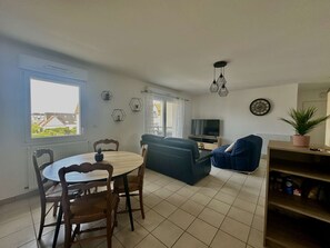 TV - Spacious apartment - Balcony - 50m from the beach (Courseulles-sur-Mer)