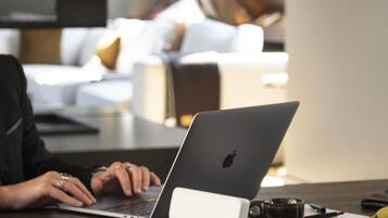 Smart TV de 52 pulgadas con canales por cable y televisión