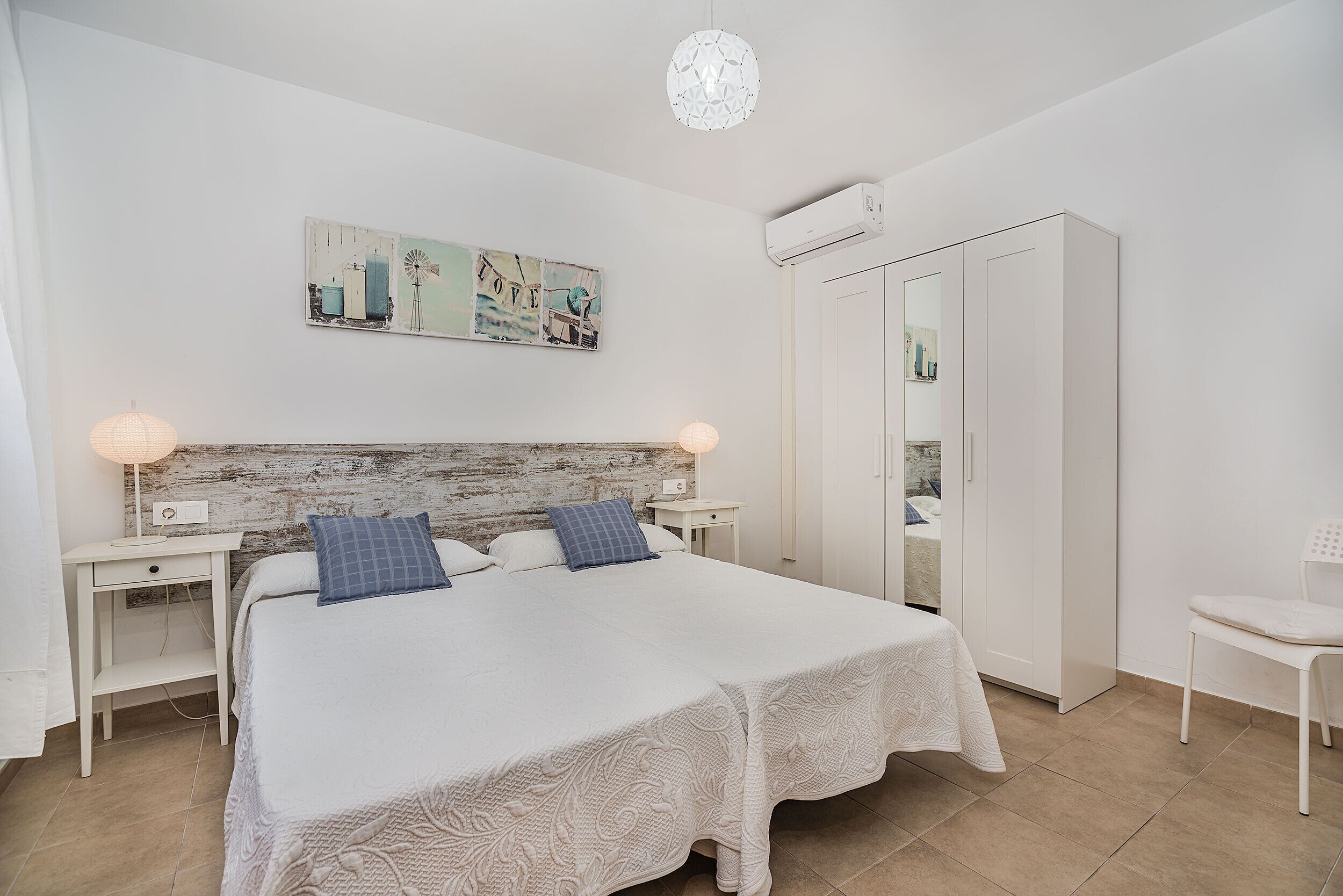 4 bedrooms, iron/ironing board, free WiFi, bed sheets