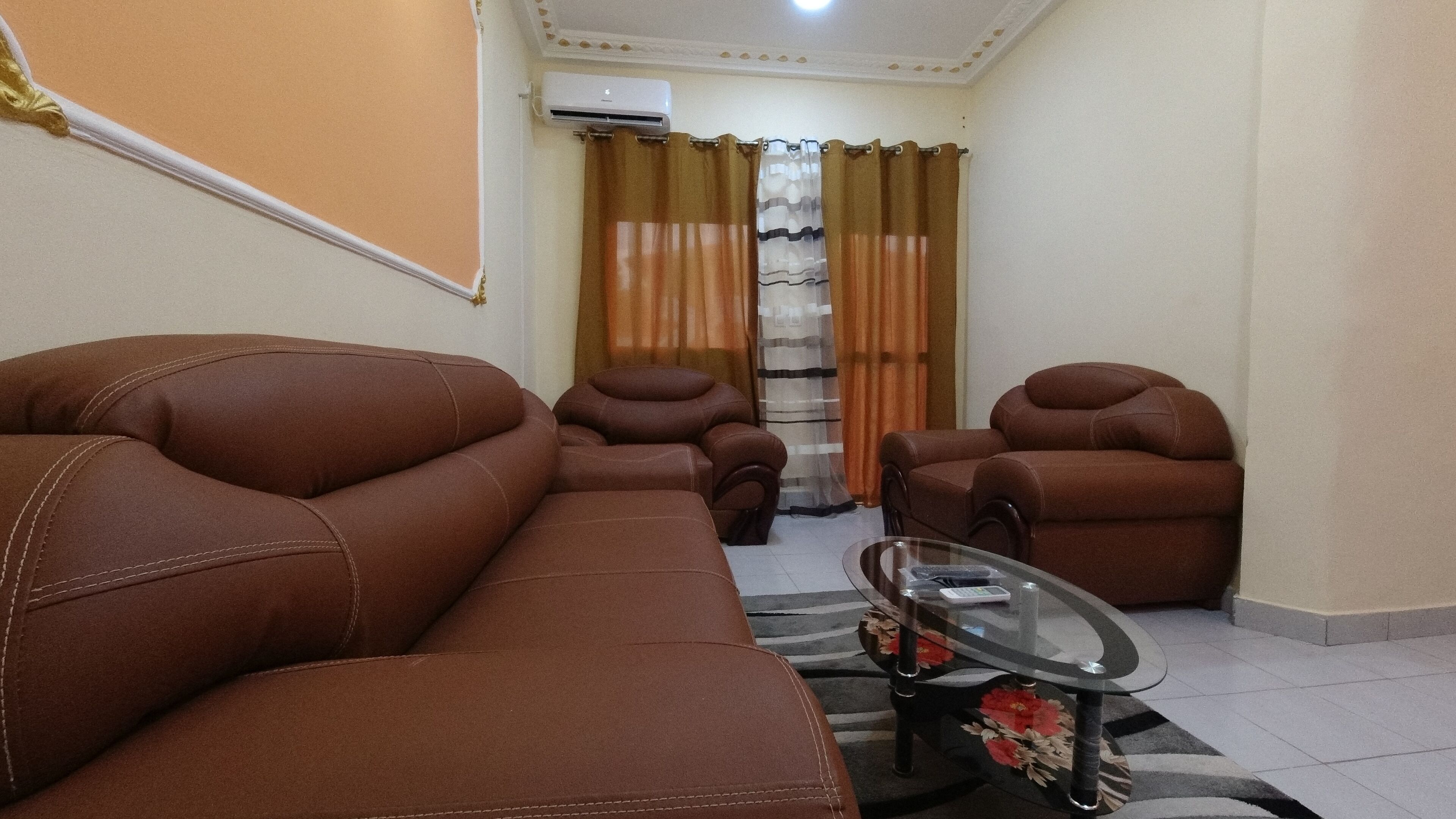 Televisión y chimenea 