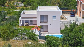 A modern two-story house with a flat roof, a balcony, and a swimming pool. - Villa Bender (Dugopolje)