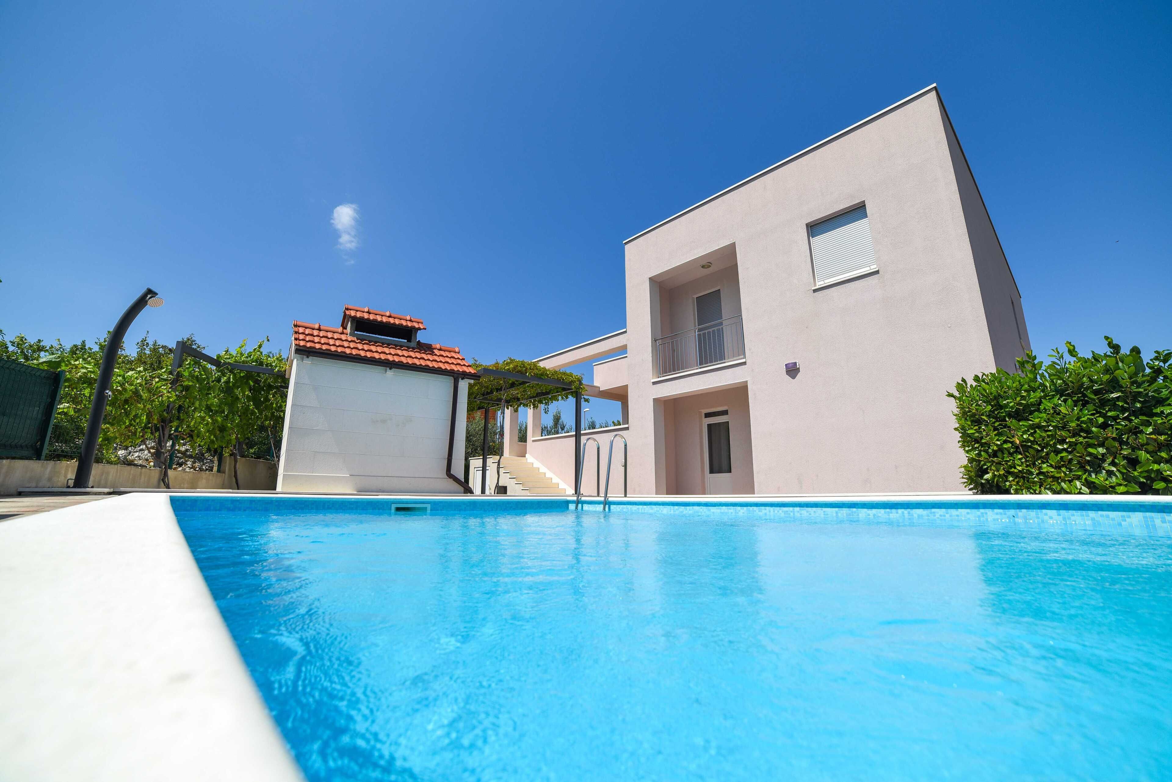 Villa (Three Bedroom Villa with Swimming poo) | Pool | Sæsonbestemt udendørs pool, parasoller, liggestole