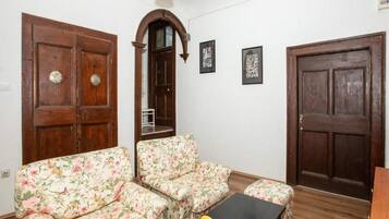 Asrama Umum (Bed in a Four Bed Mixed Dormitory Roo) | Ruang keluarga | TV