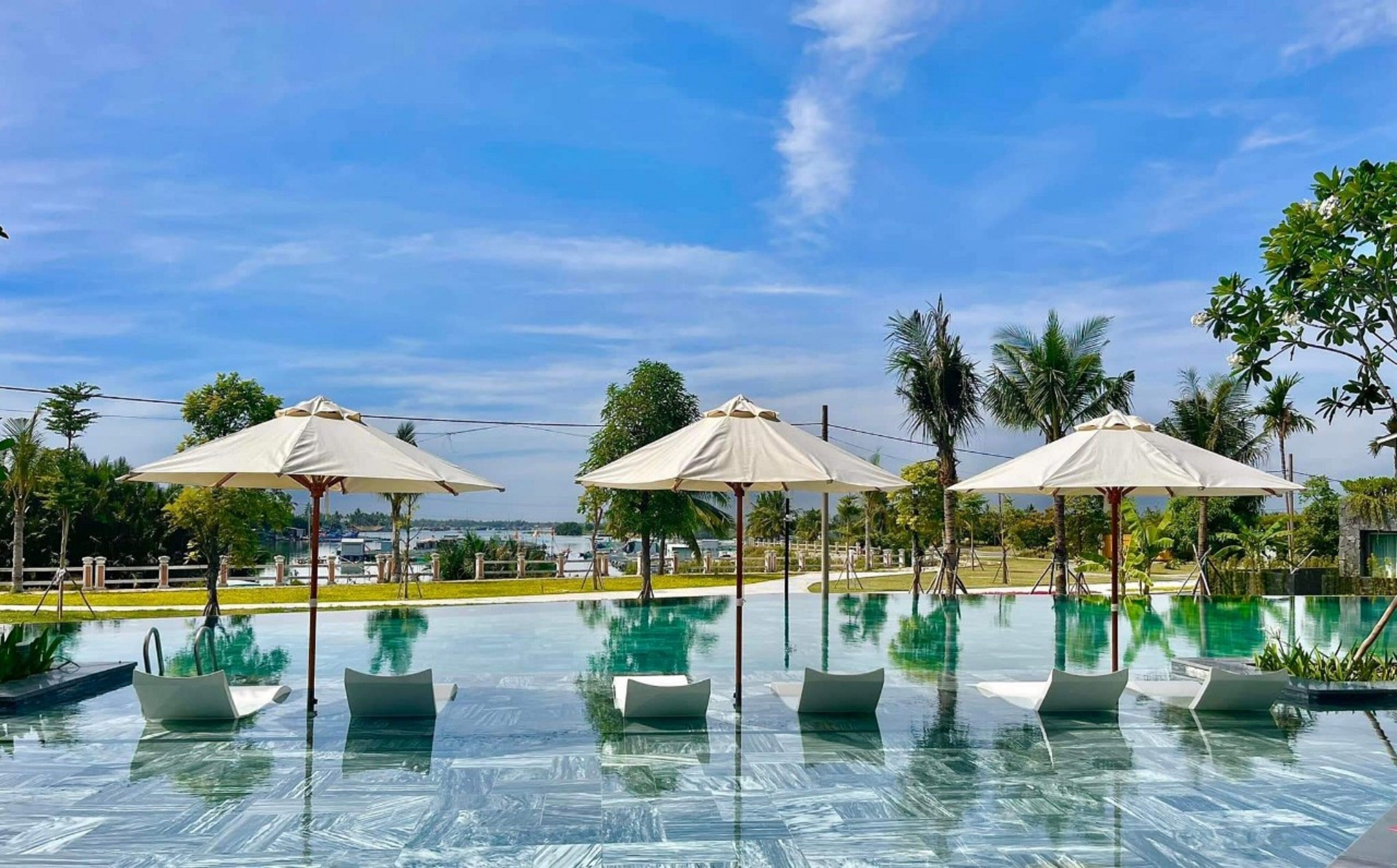 Kolam renang outdoor, dengan kursi berjemur