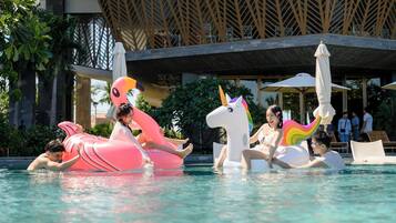 Outdoor pool, pool loungers