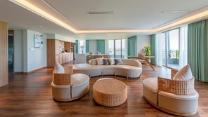 펜트하우스 (VIP Lounge Access) | 거실 공간 | 케이블 채널 시청이 가능한 43인치 TV