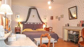 Family Room | Egyptian cotton sheets, premium bedding, individually decorated, desk