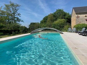 สระว่ายน้ำกลางแจ้งเปิดตามฤดูกาล, ร่มริมสระว่ายน้ำ, เก้าอี้อาบแดดริมสระ