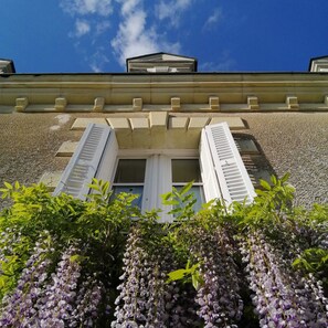 A building facade with a symmetrical window design and a central entrance. - La Jariette (Airvault)