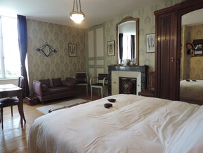 Double Room | Egyptian cotton sheets, premium bedding, individually decorated, desk - La Jariette (Airvault)