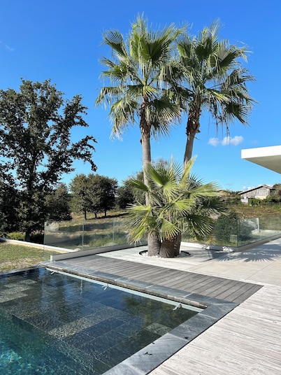 LUXURIOUS ARCHITECT VILLA with OVERFLOW SWIMMING POOL and FOREST VIEW