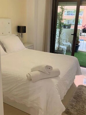 3 slaapkamers, een strijkplank/strijkijzer, gratis wifi, beddengoed