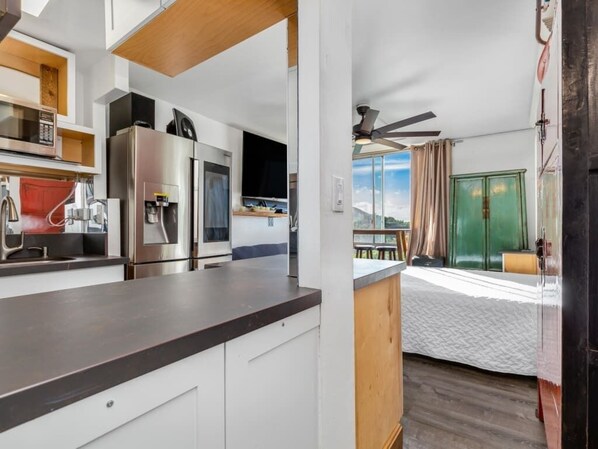 Fridge, microwave, stovetop, dishwasher