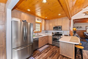 Fridge, microwave, oven, stovetop - Lazy Lake by Destination Big Bear: Million Dollar Views in Fawnskin Nestled to National Forest! (Fawnskin)