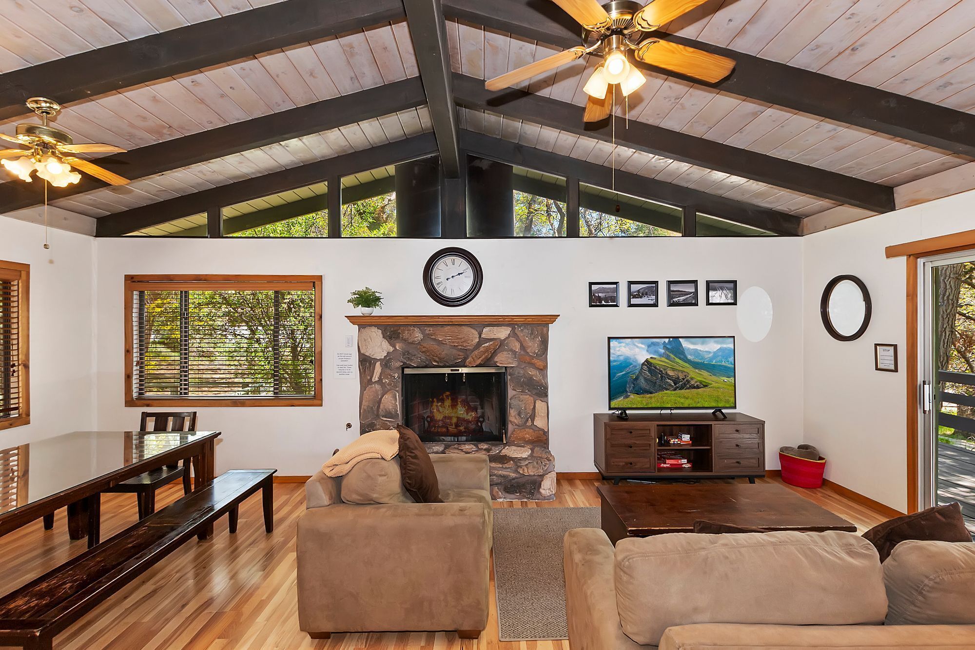 テレビ、暖炉、DVD プレーヤー