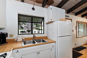 Fridge, microwave, oven, coffee/tea maker