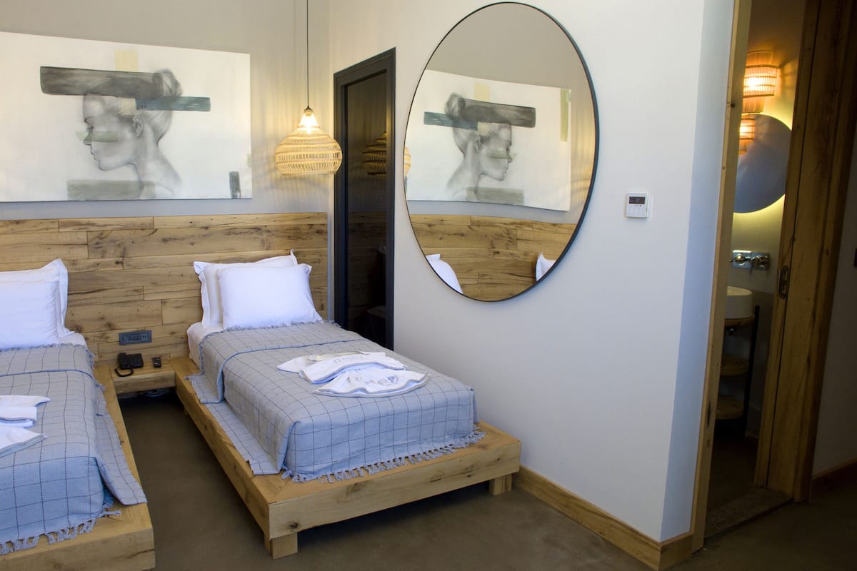 Chambre Exclusive avec lits jumeaux | Literie de qualité supérieure, minibar, décoration personnalisée, bureau