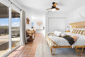 3 bedrooms, travel cot, WiFi, bed sheets - Vibrant 3BR Haven w/ Pool & Hot Tub! (Yucca Valley)