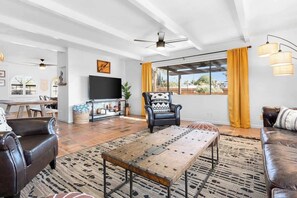 Una televisión, una oficina