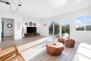 Una televisión, una oficina