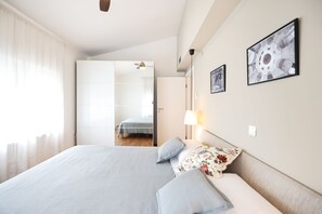 2 bedrooms, in-room safe, desk, iron/ironing board
