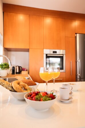 Fridge, oven, stovetop, dishwasher
