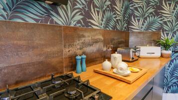 Casa de campo | Cocina privada | Frigorífico, hervidor eléctrico y utensilios de cocina