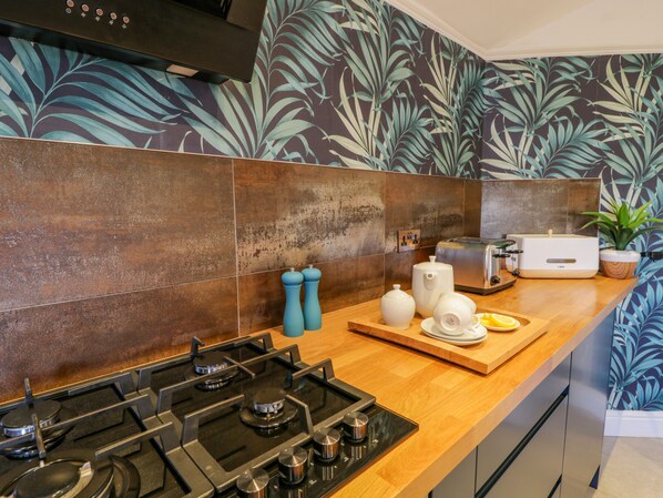 コテージ | 専用キッチン | 冷蔵庫、電気ポット、調理器具と食器