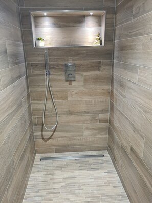 Badewanne, Handtücher, Toilettenpapier