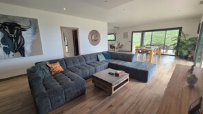 Smart TV, fireplace