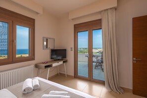 4 bedrooms, in-room safe, iron/ironing board, travel cot - Majestic View Villa , Majestic View Villa is an incredible property for rent with a private swimming (Αφάντου)